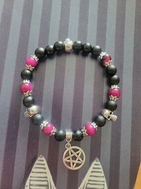 🖤NEW🖤 Handmade Black and Fuchsia Stone  Beaded Bracelet with Pentagram Charm